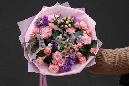 Букет цветов Сиреневый туман из пышных роз, зелени и эустомы