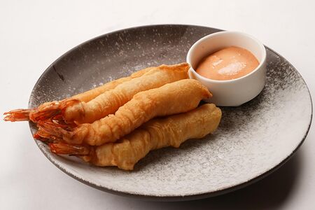 Креветки в кляре с соусом спайси