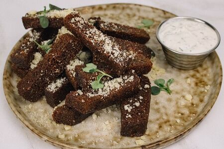 Чесночные гренки с белым соусом