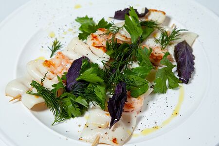 Шашлык из креветок и кальмаров