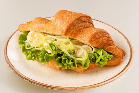 Круассан с тунцом