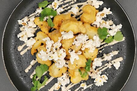 Хрустящий попкорн из королевских креветок с кунжутным соусом