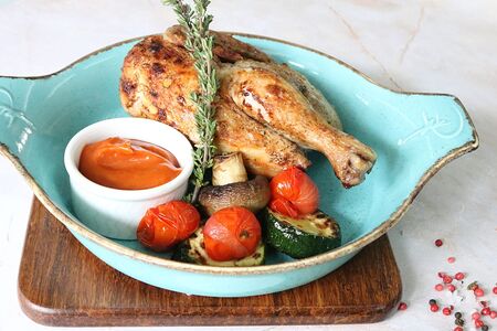 Цыпленок табака с овощами на гриле