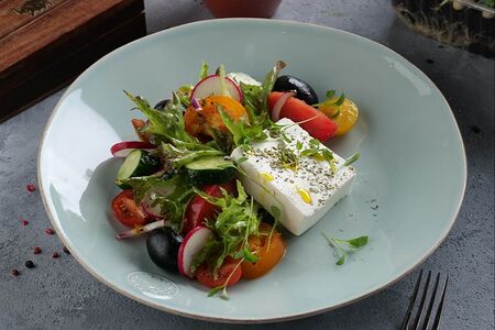 Салат по-гречески с сыром фета