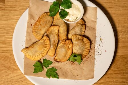 Мини чебуреки со сливочно-чесночным соусом