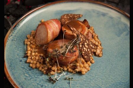 Свиная вырезка в беконе на птитиме с белыми грибами