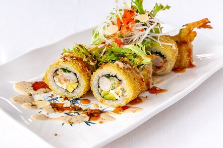 Жареный ролл с креветкой и угрём