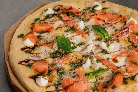 Пицца с лососем