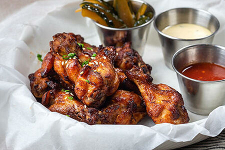Куриные крылья с соусами томатным шрирача и тартар
