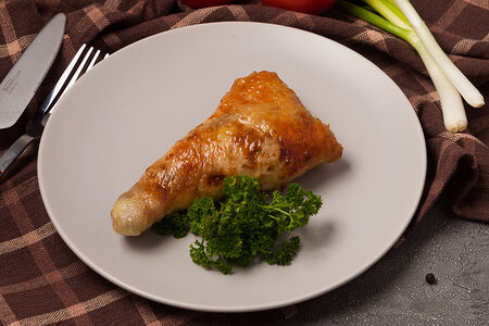 Фаршированный окорочок с томатом и сыром