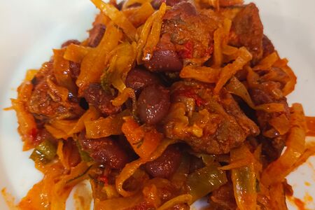 Тушеная капуста с мясом и фасолью