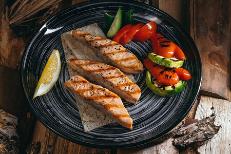 Стейк из лосося на гриле