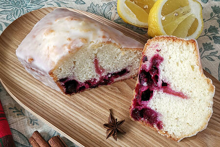 Кекс лимонный с черной смородиной