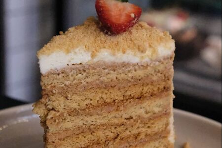 Медовый с вареной сгущенкой и грецким орехом