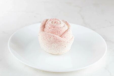 Пирожное Роза с черной смородиной