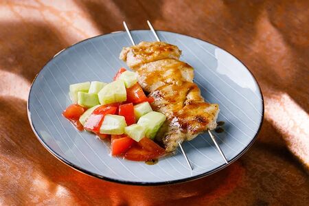 Шашлычок из курочки со свежими овощами