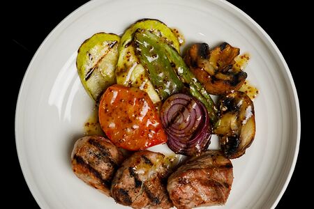 Медальоны из свинины с овощами гриль