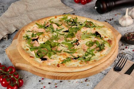 Пицца с лососем и руколой