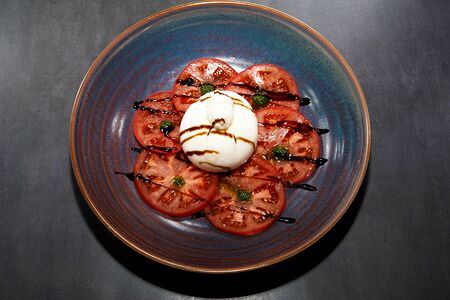 Буррата с томатами