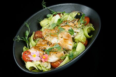 Тайский салат с курицей и авокадо