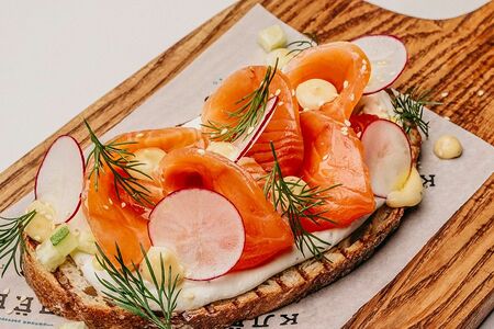 Брускетта со слабосоленым лососем