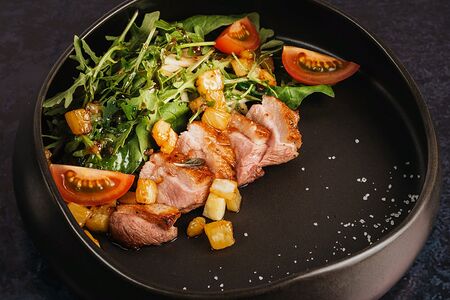 Салат с уткой, ананасом, яблоком и соусом понзу