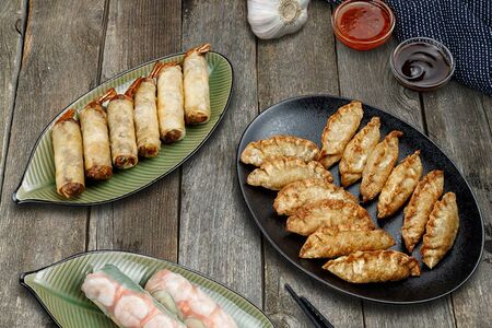 Сет: нэм том (6 шт.), гёдза с креветками и курицей (6 шт.), гёдза с говядиной (6 шт.), фреш-ролл с креветками и курицей (2 шт.)