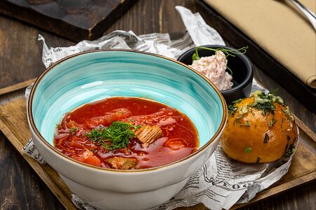 Борщ с чесночной пампушкой и свиным смальцем