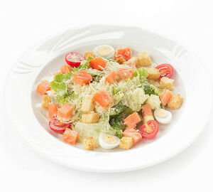 Цезарь с копченым лососем