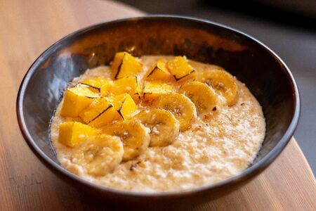 Овсяная каша на молоке с манго, бананом и кокосом