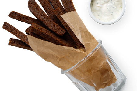 Сухарики бородинские с чесночным соусом