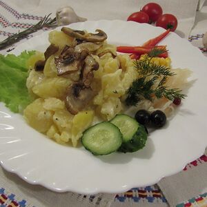 Картопля томлёная на молоке с жареным луком и грибами