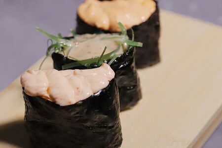 Гункан с тунцом