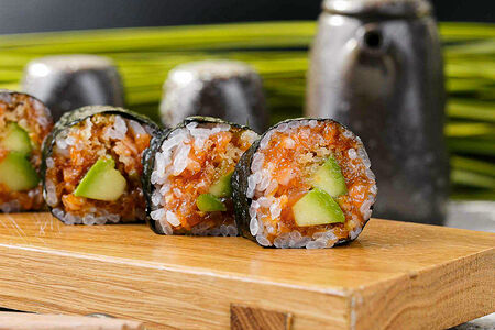 Ролл Novikov с лососем и авокадо