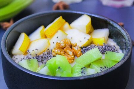 Овсяная каша на овсяном молоке с семенами чиа, свежей грушей, киви и грецким орехом