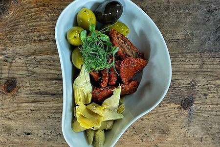 Сет с артишоками, вялеными томатами, маслинами и оливками