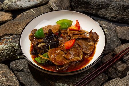 Язык говяжий с перцем и луком