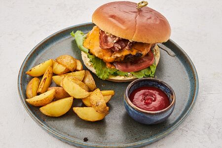 Бургер с говядиной, картофелем стоун и кетчупом