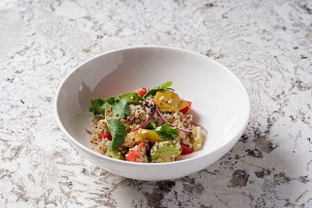 Салат с киноа и артишоками