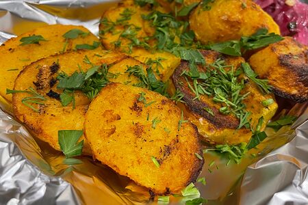 Подваренный и запеченный на мангале картофель