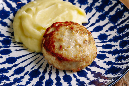 Детская котлетка из индейки с картофельным пюре