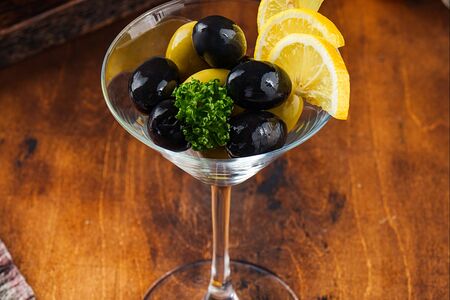 Маслины и оливки с косточкой