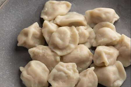 Вареные пельмени из говядины с грибами и сыром