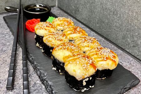 Запеченный ролл с королевскими креветками 