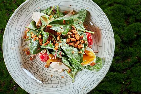 Салат с цыплёнком, опятами и томатами