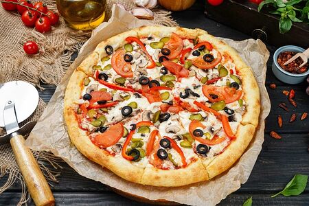 Пицца с ветчиной и грибами