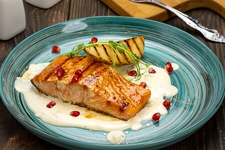 Форель в соево-медовой глазури со шпинатным соусом