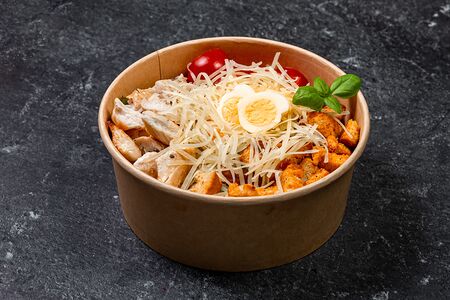 Цезарь с куриной грудкой гриль