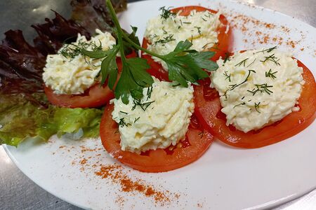 Помидоры с чесноком и сыром