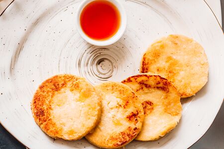 Сырники из тофу без сахара с клубничным соусом